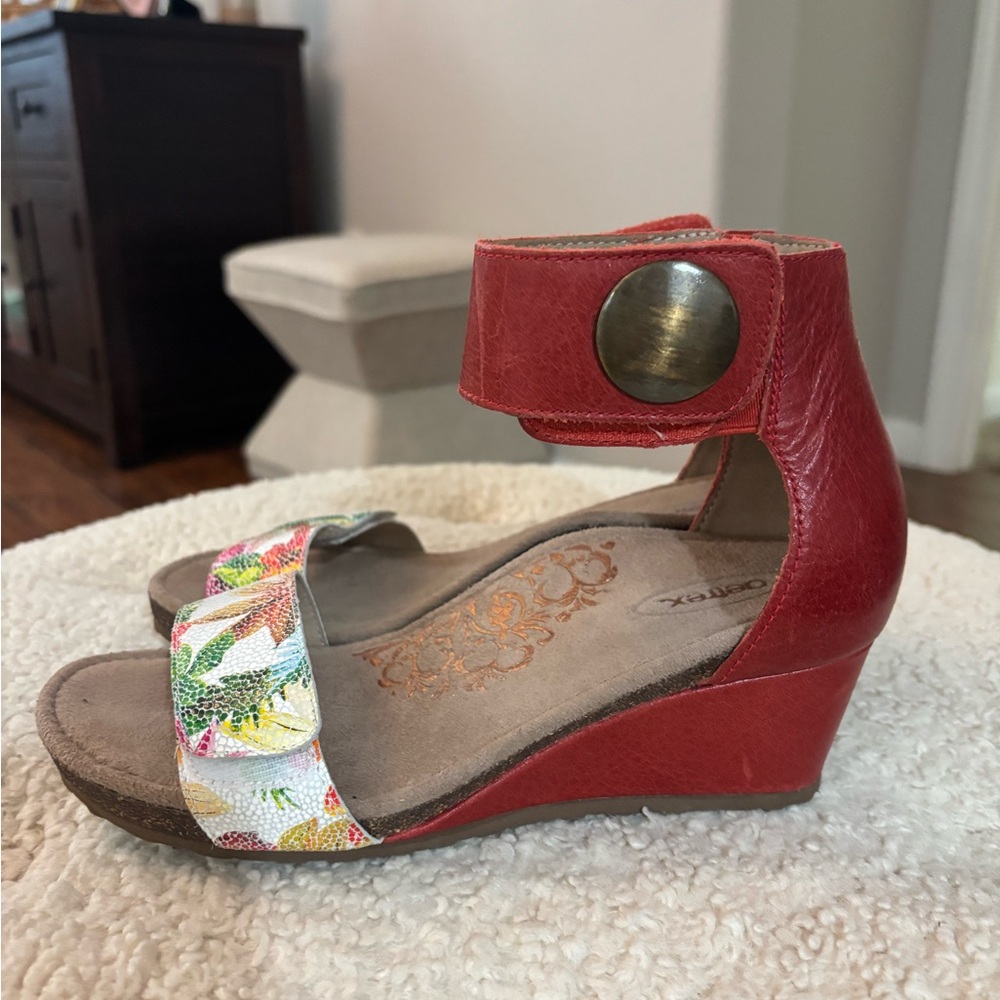 Aetrex Becca ankle strap Wedge Sandal red leather floral size 36  (6.5 women)